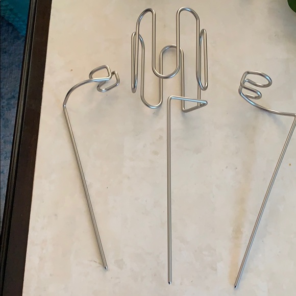 NWT Wine bottle and 2 wine glasses stakes - Picture 2 of 5